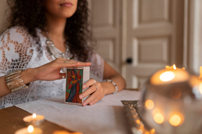 Une femme calme consulte les cartes du tarot de Marseille pour apaiser son stress, ambiance sereine, rituel de cartomancie, énergie positive.